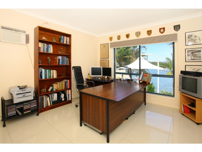 16 Istana View, Clear Island Waters QLD 4226