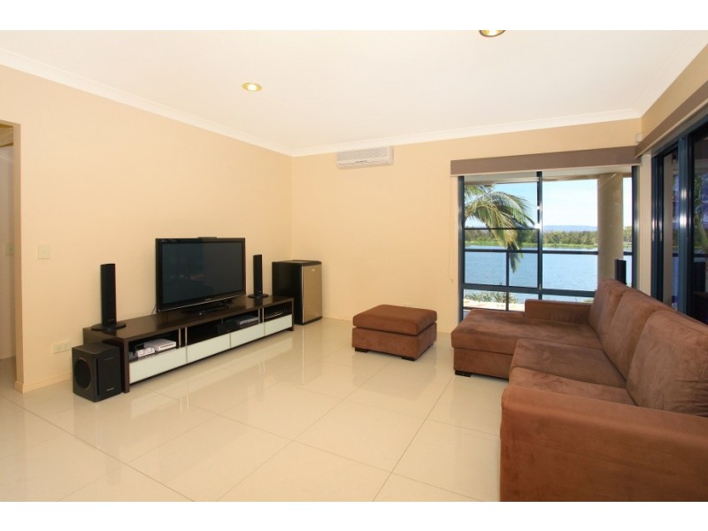 16 Istana View, Clear Island Waters QLD 4226