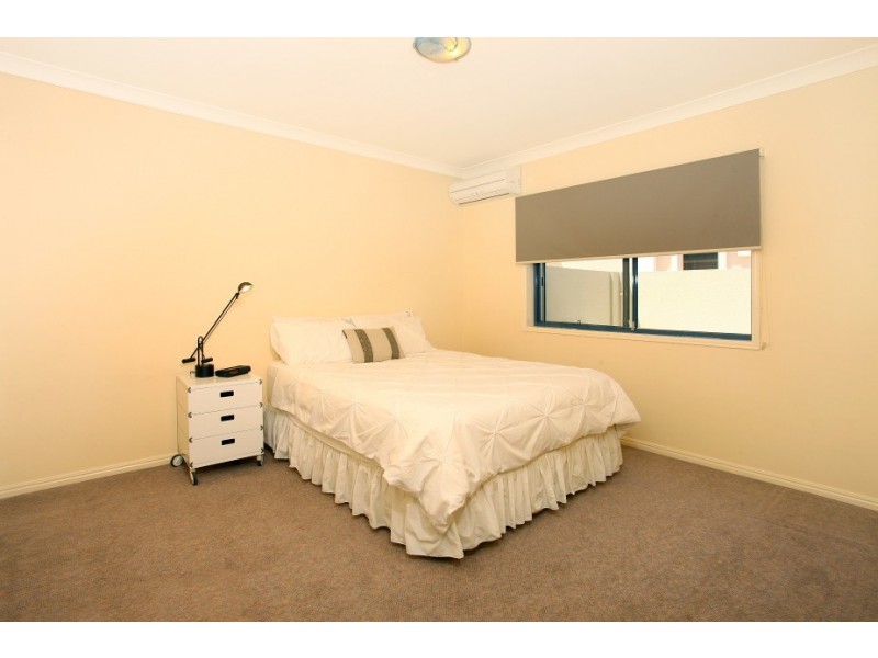 16 Istana View, Clear Island Waters QLD 4226