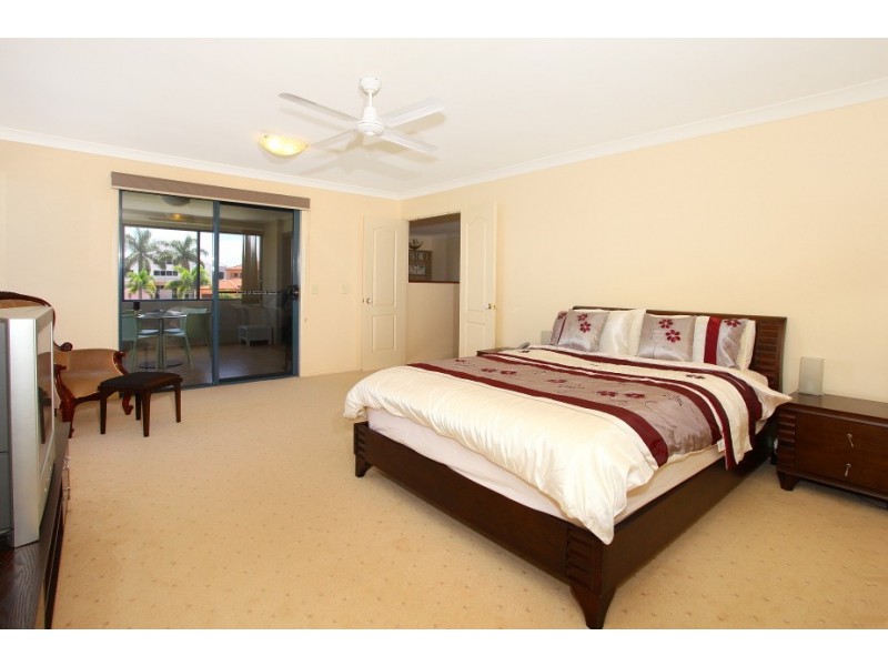 16 Istana View, Clear Island Waters QLD 4226