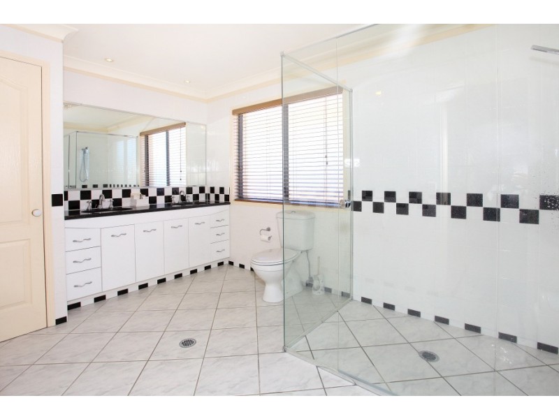 16 Istana View, Clear Island Waters QLD 4226