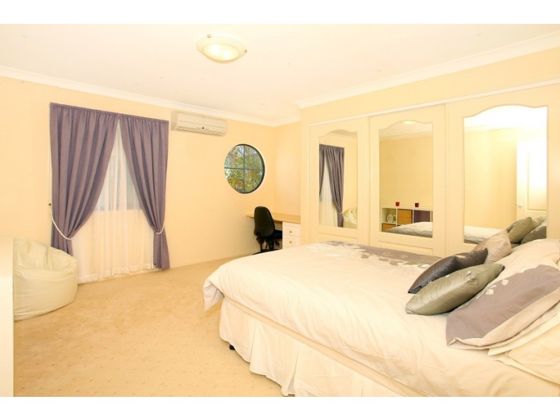 16 Istana View, Clear Island Waters QLD 4226