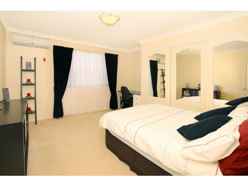 16 Istana View, Clear Island Waters QLD 4226