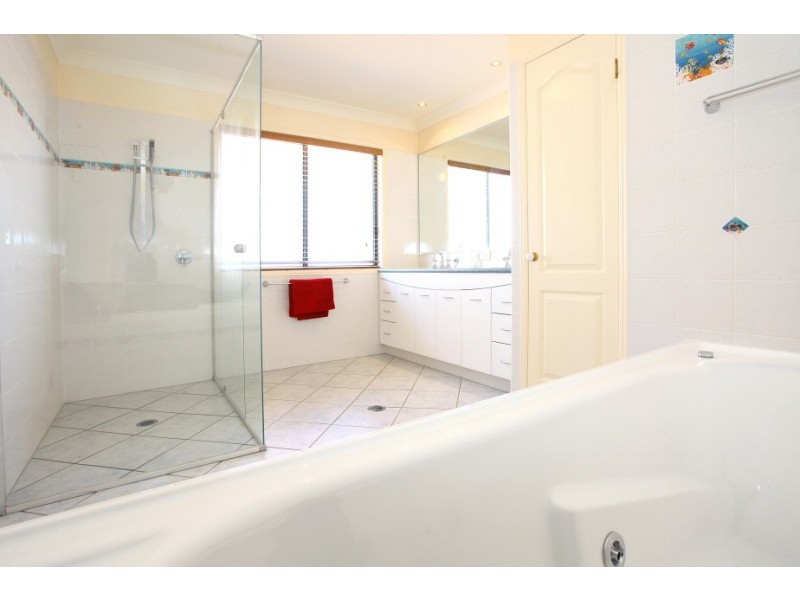 16 Istana View, Clear Island Waters QLD 4226