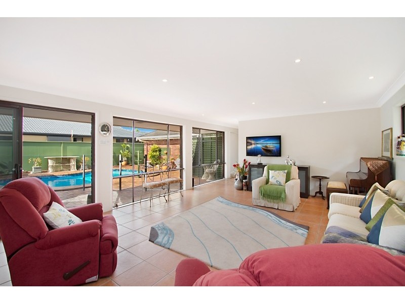 16 Claymore Crescent, Sorrento QLD 4217