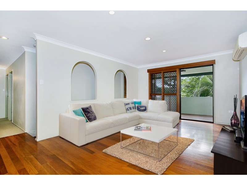 8 Raymond Avenue, Bundall QLD 4217