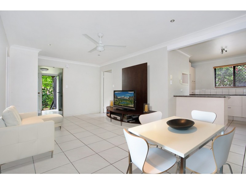 8 Raymond Avenue, Bundall QLD 4217