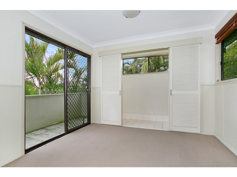 8 Raymond Avenue, Bundall QLD 4217