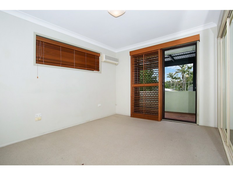 8 Raymond Avenue, Bundall QLD 4217