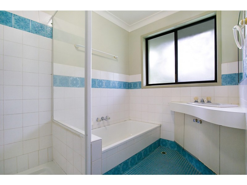 8 Raymond Avenue, Bundall QLD 4217