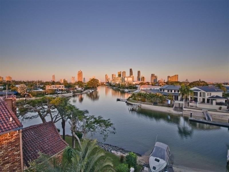 30 Andrea Avenue, Broadbeach Waters QLD 4218