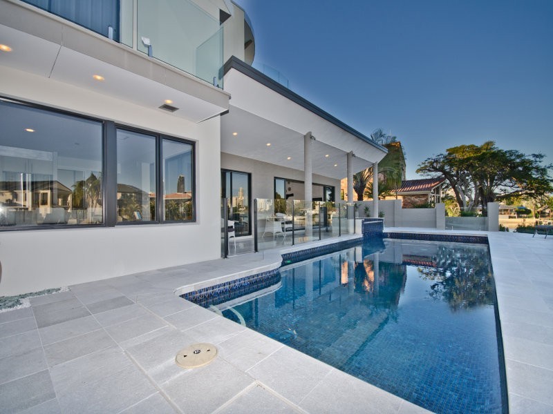 30 Andrea Avenue, Broadbeach Waters QLD 4218