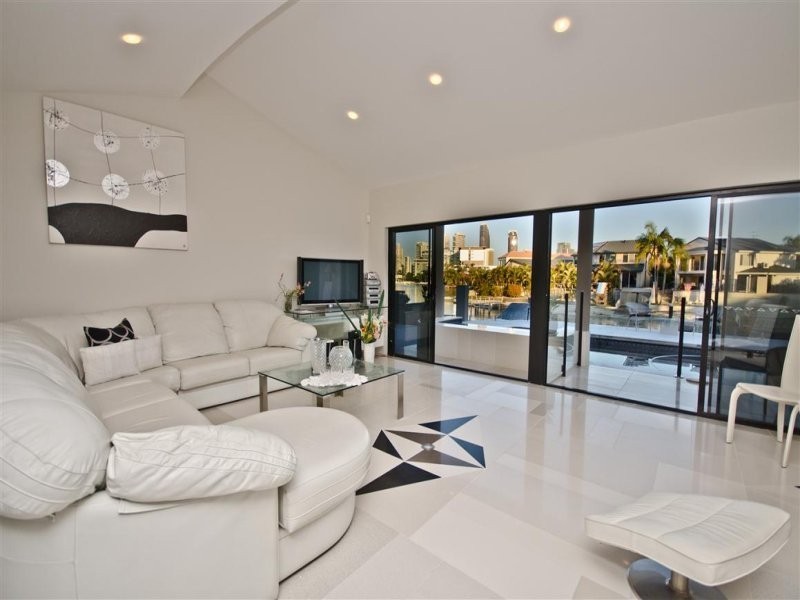 30 Andrea Avenue, Broadbeach Waters QLD 4218