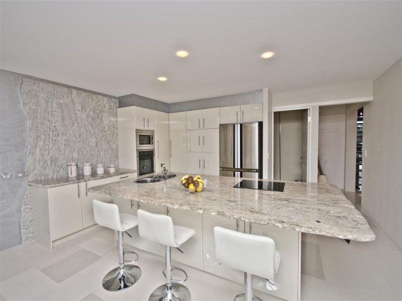 30 Andrea Avenue, Broadbeach Waters QLD 4218