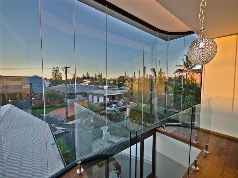 30 Andrea Avenue, Broadbeach Waters QLD 4218