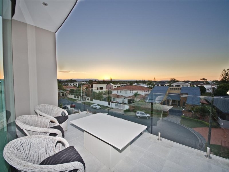 30 Andrea Avenue, Broadbeach Waters QLD 4218