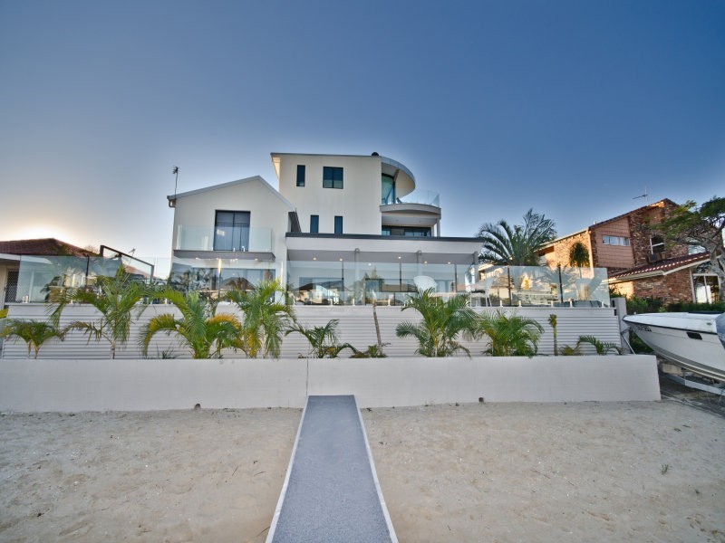 30 Andrea Avenue, Broadbeach Waters QLD 4218