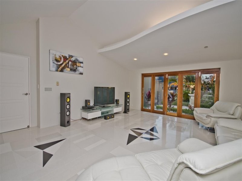 30 Andrea Avenue, Broadbeach Waters QLD 4218
