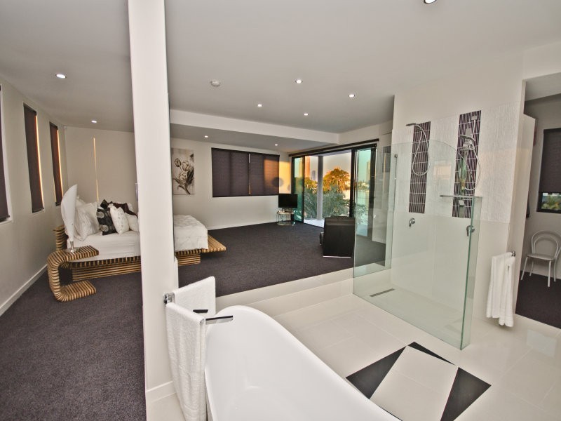 30 Andrea Avenue, Broadbeach Waters QLD 4218