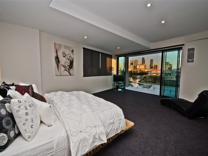 30 Andrea Avenue, Broadbeach Waters QLD 4218
