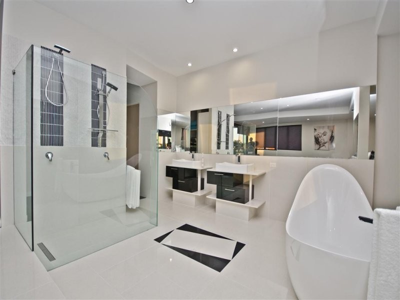 30 Andrea Avenue, Broadbeach Waters QLD 4218
