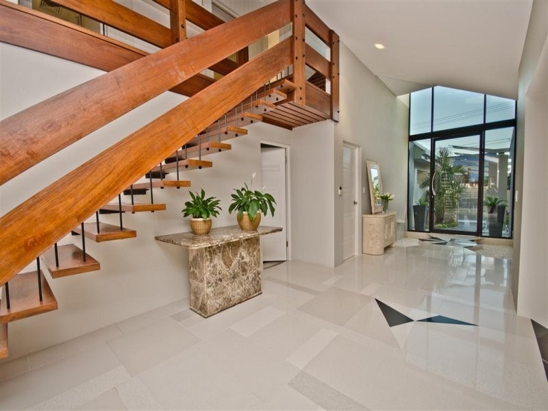 30 Andrea Avenue, Broadbeach Waters QLD 4218