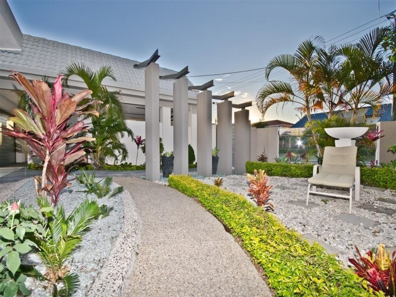 30 Andrea Avenue, Broadbeach Waters QLD 4218