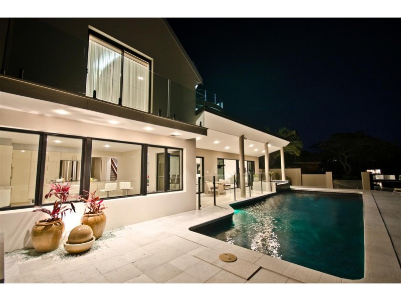 30 Andrea Avenue, Broadbeach Waters QLD 4218