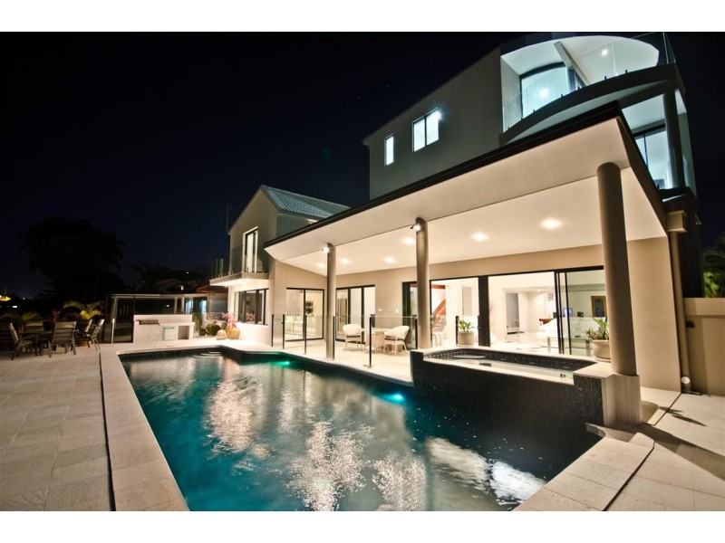 30 Andrea Avenue, Broadbeach Waters QLD 4218