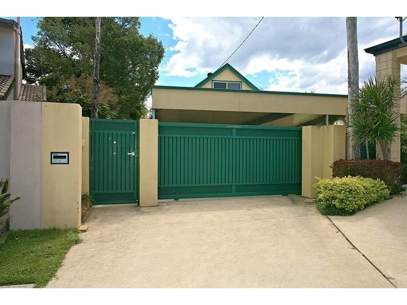 15 Ensenada Court, Broadbeach Waters QLD 4218