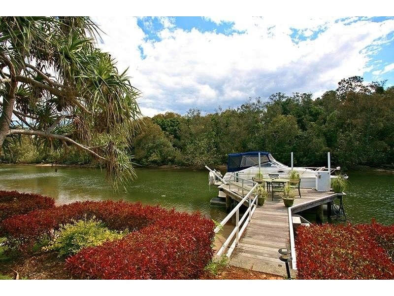 15 Ensenada Court, Broadbeach Waters QLD 4218