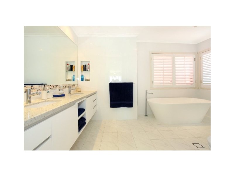 21 Clear Water Bay Avenue, Clear Island Waters QLD 4226