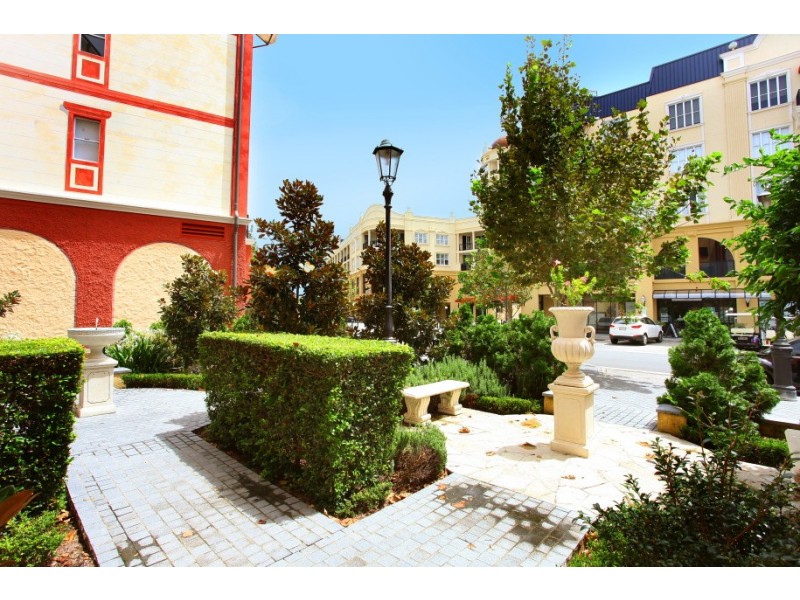 74 ‘Porto Bellago’ 3030 The Boulevard, Carrara QLD 4211