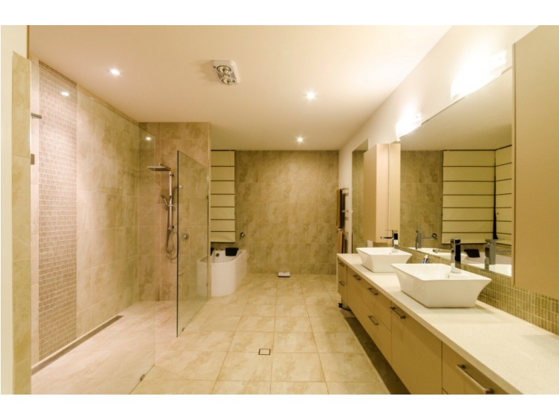 373 Benowa Road, Benowa Waters QLD 4217