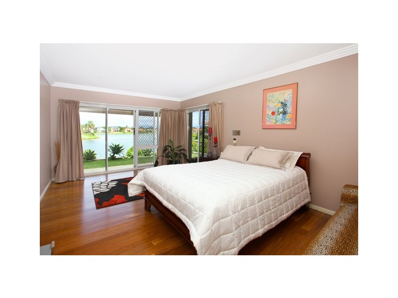 20 Darnay Road, Broadbeach Waters QLD 4218