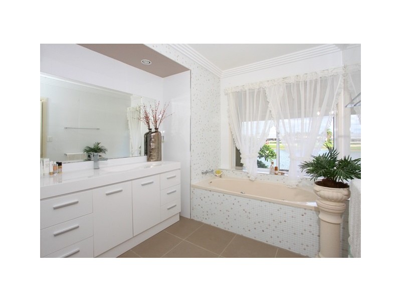 20 Darnay Road, Broadbeach Waters QLD 4218