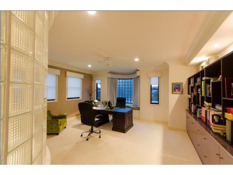 15 Tortuga Place, Clear Island Waters QLD 4226