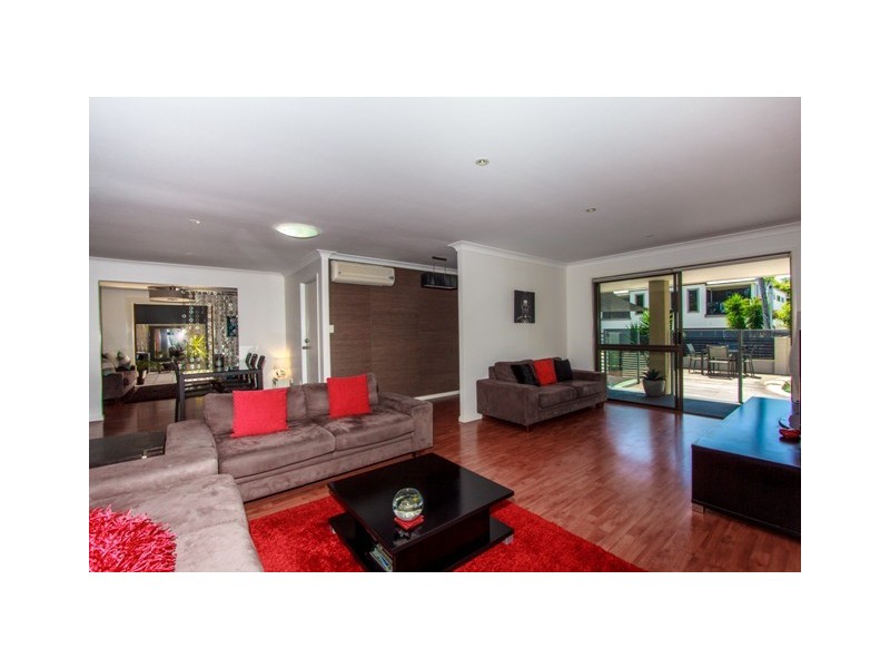 4 Heeb Street, Bundall QLD 4217