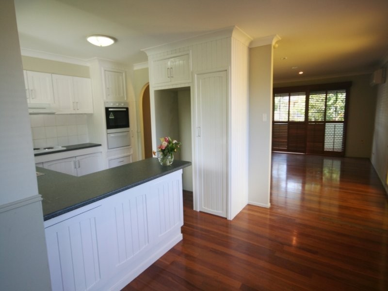 8 Raymond Ave, Bundall QLD 4217