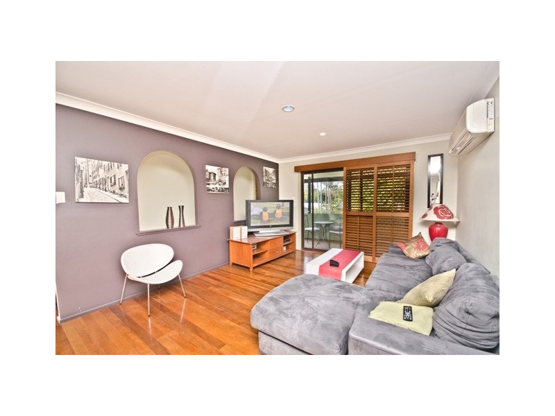 8 Raymond Ave, Bundall QLD 4217