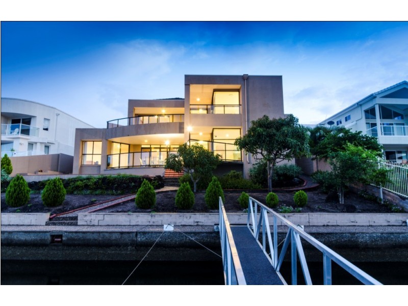 17 Karabella Court, Mermaid Waters QLD 4218