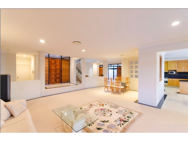 17 Karabella Court, Mermaid Waters QLD 4218