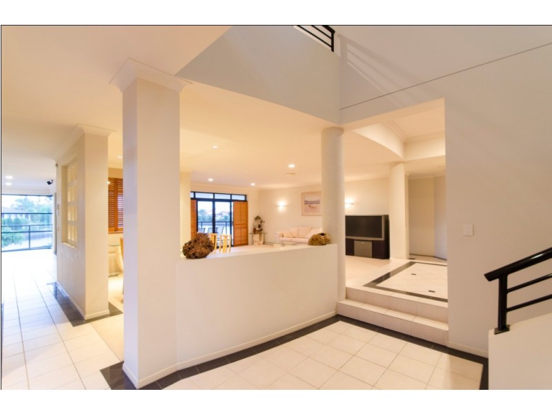 17 Karabella Court, Mermaid Waters QLD 4218