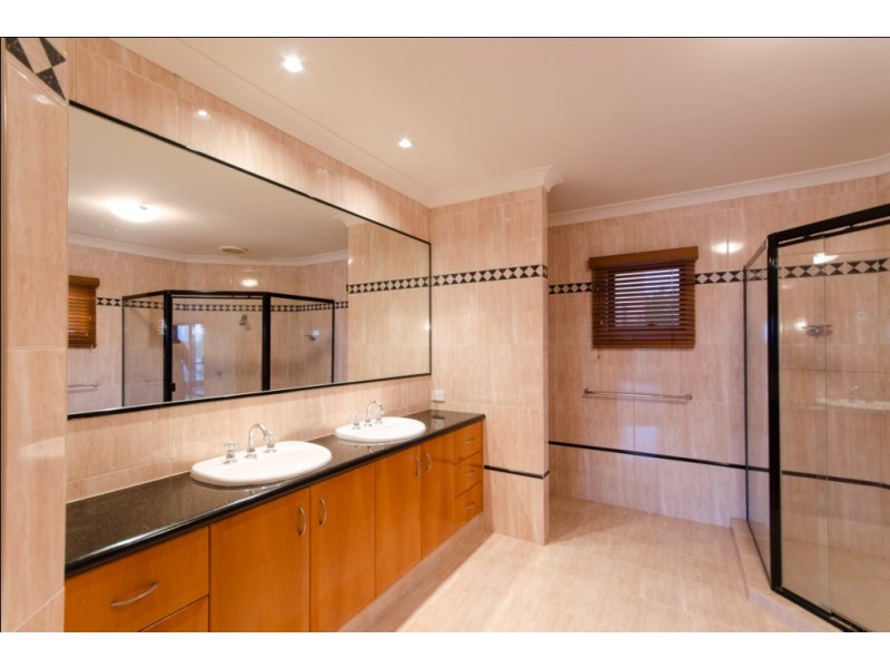 17 Karabella Court, Mermaid Waters QLD 4218