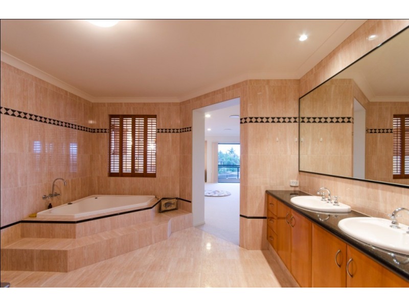 17 Karabella Court, Mermaid Waters QLD 4218