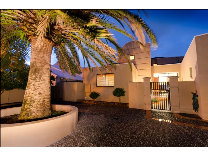 17 Karabella Court, Mermaid Waters QLD 4218