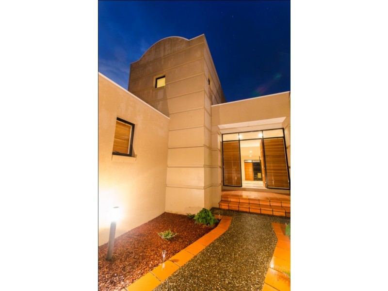 17 Karabella Court, Mermaid Waters QLD 4218