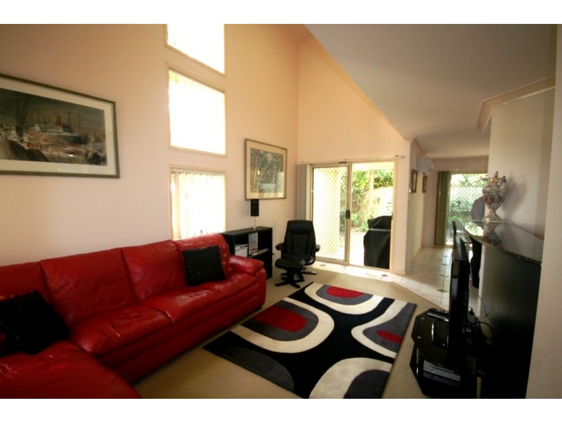 1/27 Heeb Street, Bundall QLD 4217