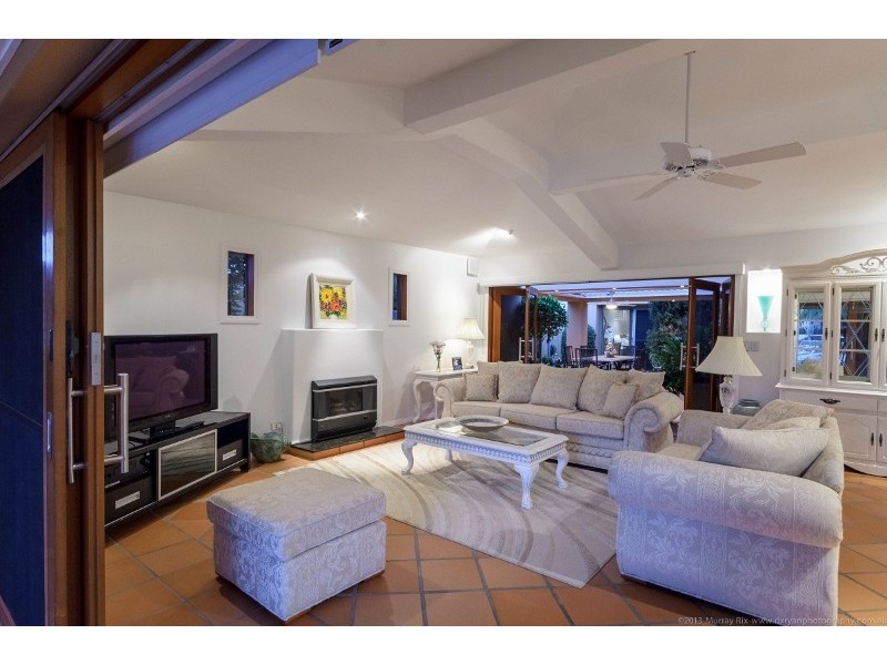 9 Etna Street, Isle Of Capri QLD 4217