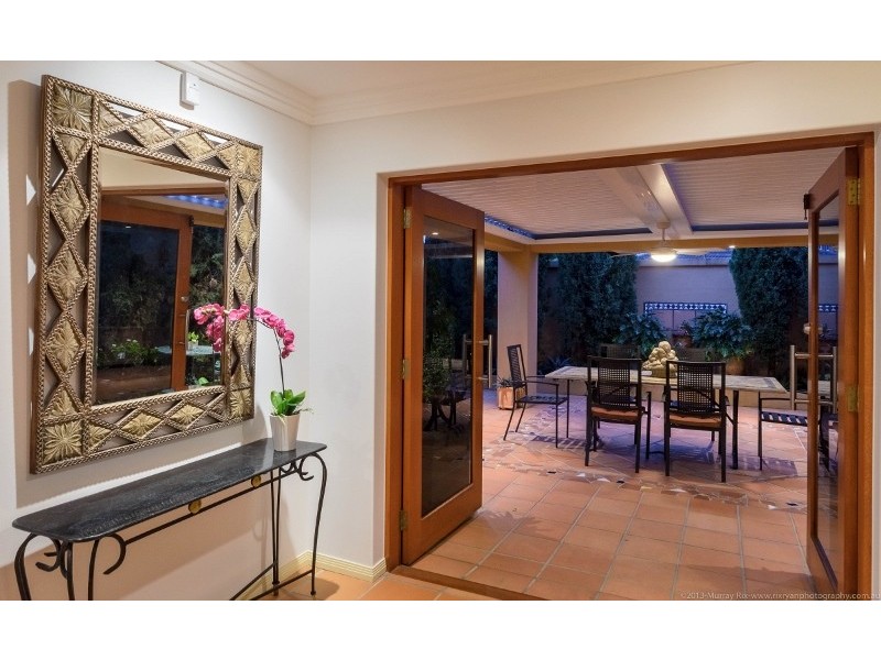 9 Etna Street, Isle Of Capri QLD 4217